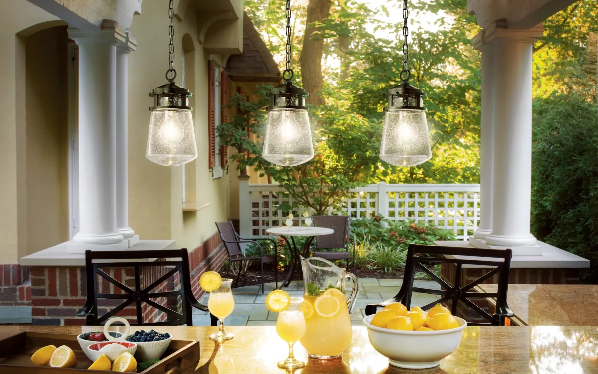 Osvětlení na terase nebo balkoně: Jak vybrat vhodné lampy? - Rady ohledně typu osvětlení, které nejlépe ladí s venkovní rekreační plochou.