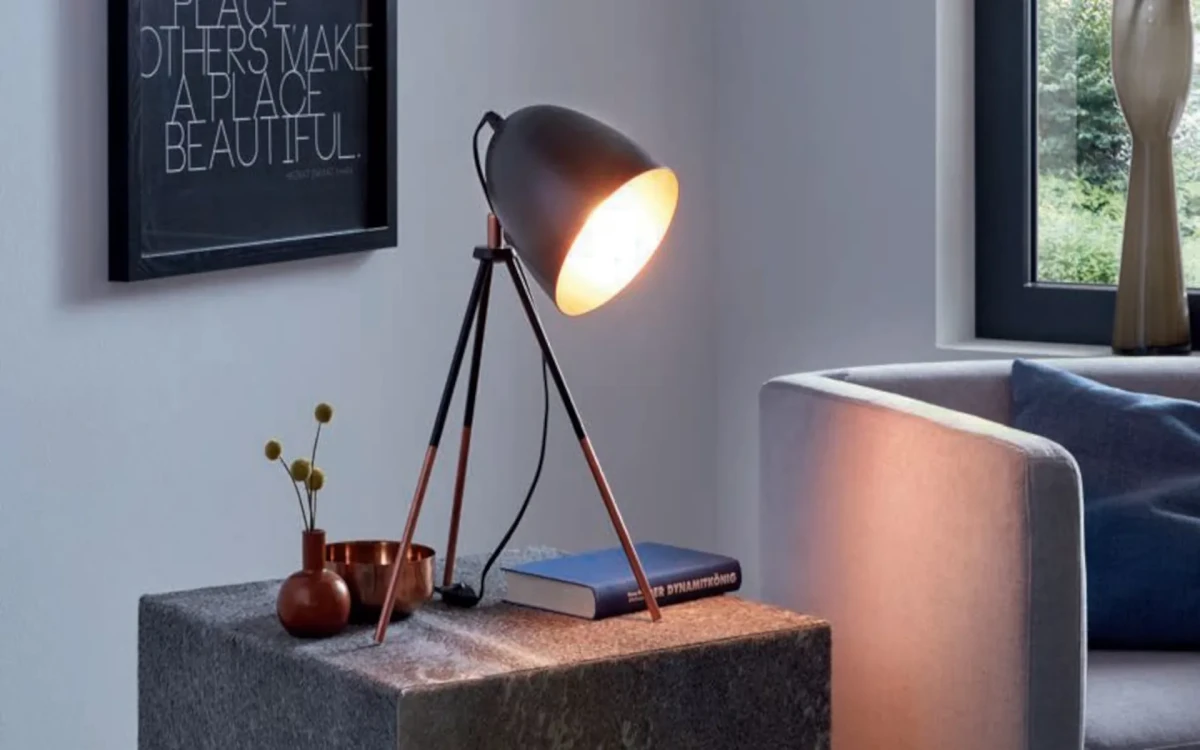 Osvětlení pro čtení: Jak vybírat lampy pro knihy a časopisy? - Průvodce různými druhy osvětlení vhodnými pro čtení, včetně stolních lamp a nástěnných svítidel.