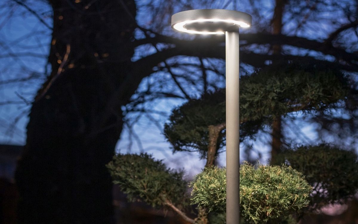 Osvětlení na solární energii: využití sluneční energie v venkovním osvětlení - průvodce solárními lampami do zahrady, na terasu a chodnících, včetně informací o instalaci a jejich účinnosti.